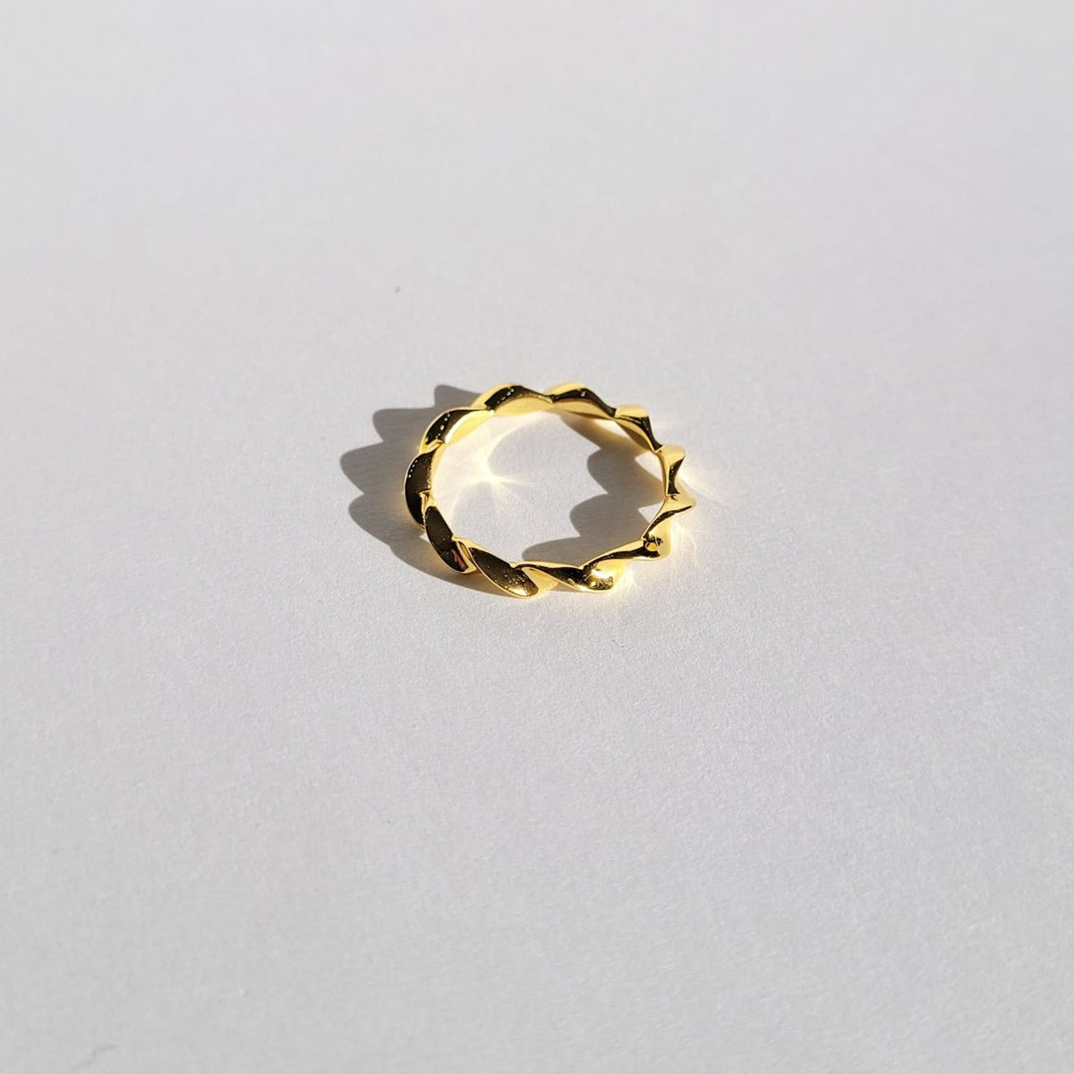 Biscayne_Twist_18k_Gold_Dainty_Ring