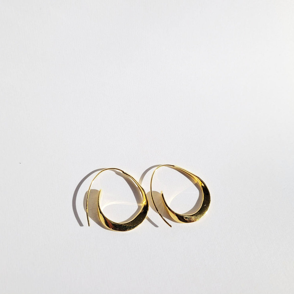 Parkside 18k Gold Curved Dangle Earring